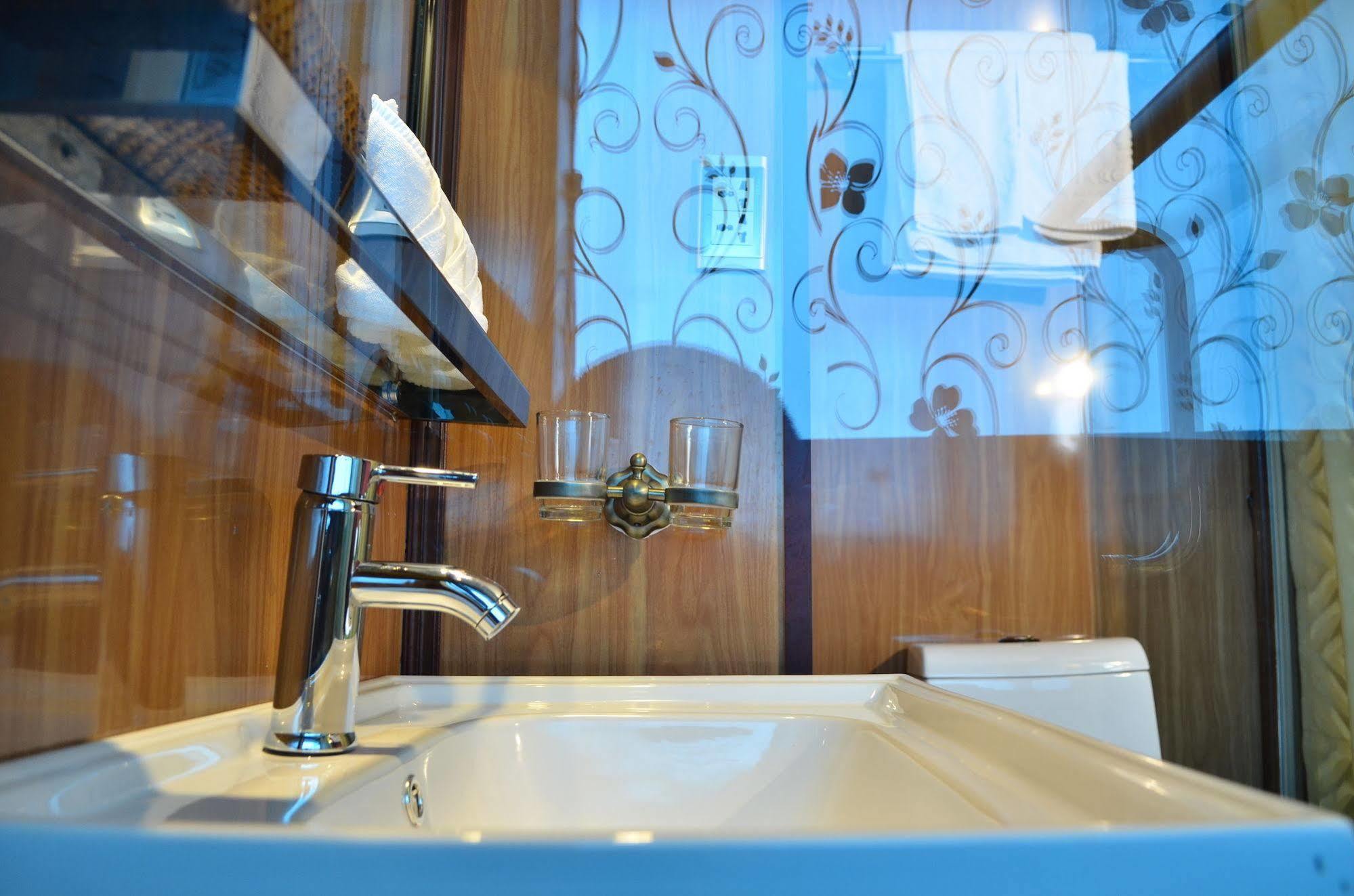 Garden Bay Luxury Cruise Hotel Ha Long Buitenkant foto